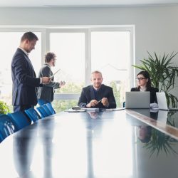 a href=httpsbr.freepik.comfotos-gratispessoas-sentadas-a-mesa-na-sala-de-conferencias_1249218.htmImagem de freepika